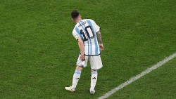 Vòng loại World Cup 2026: HLV đội tuyển Argentine triệu tập Messi tập trung dù đang chấn thương