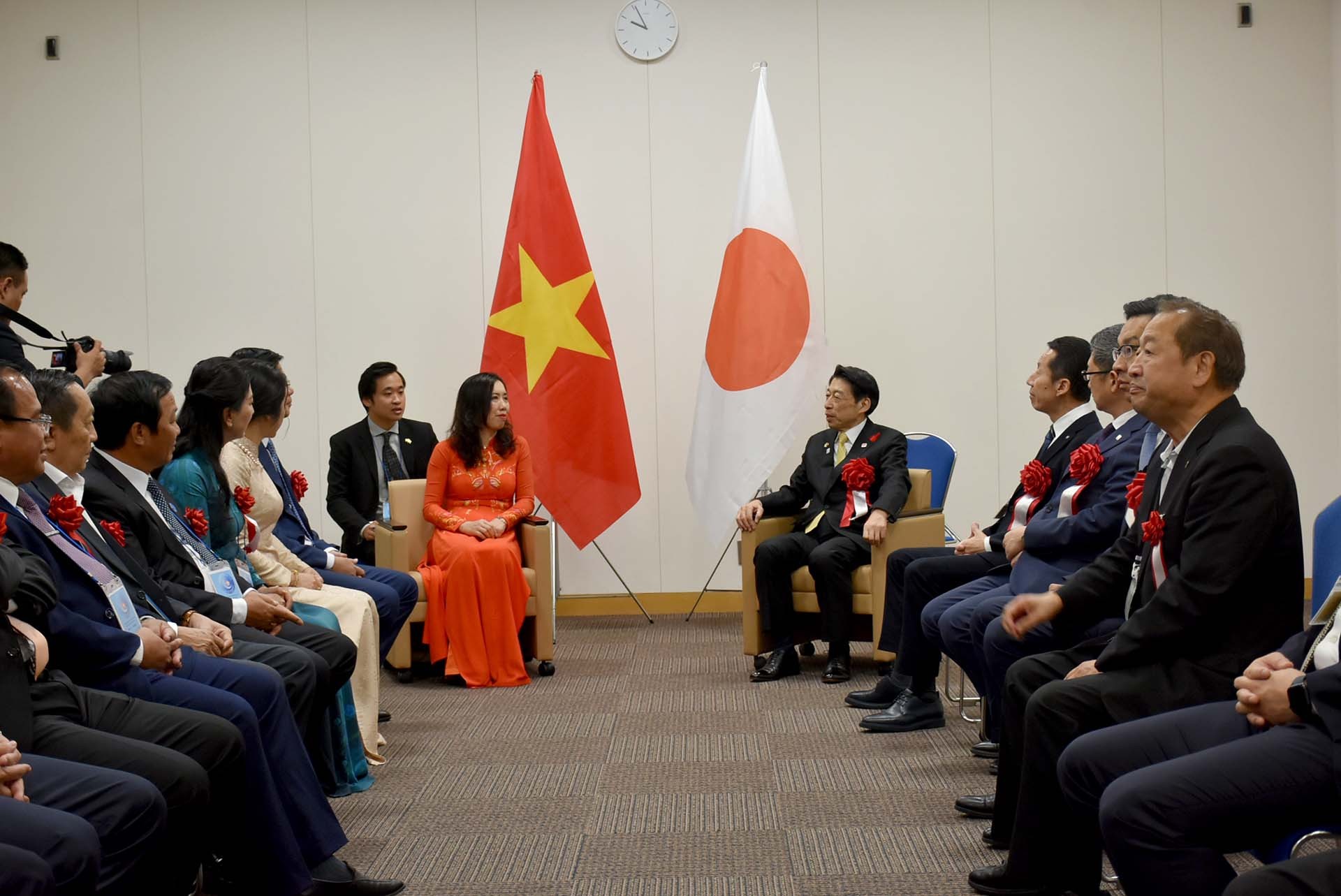 Thứ trưởng Lê Thị Thu Hằng cùng lãnh đạo các địa phương Việt Nam gặp Thống đốc tỉnh Fukuoka.
