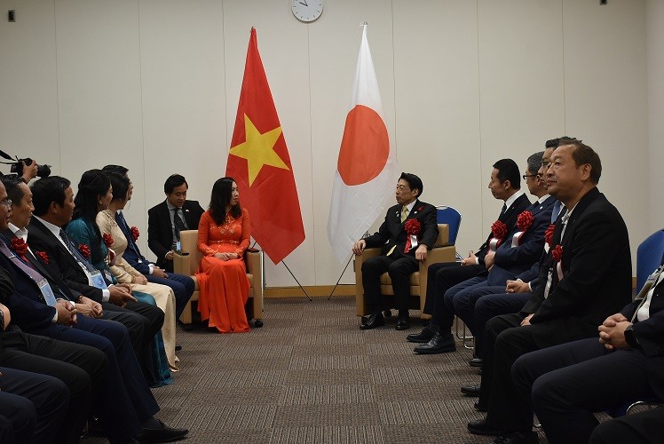 Thứ trưởng Bộ Ngoại giao Lê Thị Thu Hằng gặp gỡ Thống đốc tỉnh Fukuoka Hattori Seitaro