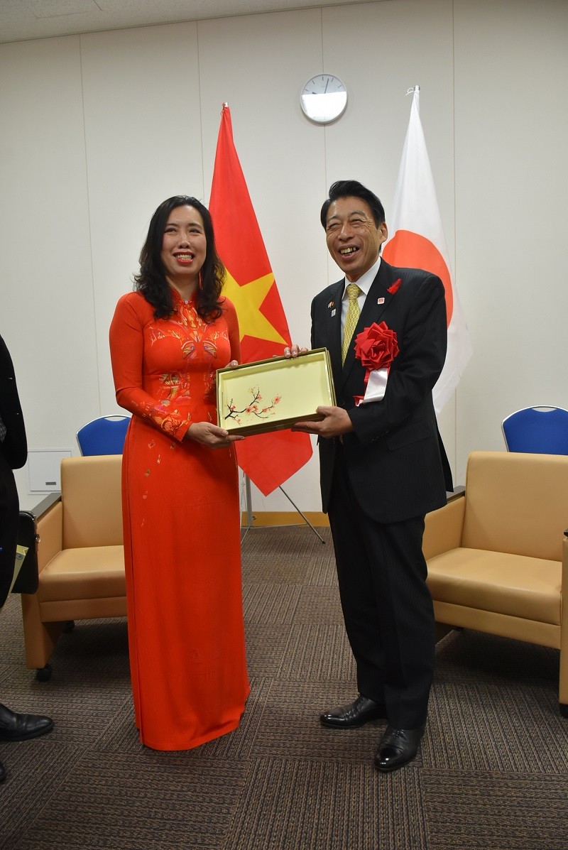 Thứ trưởng Bộ Ngoại giao Lê Thị Thu Hằng gặp gỡ Thống đốc tỉnh Fukuoka Hattori Seitaro