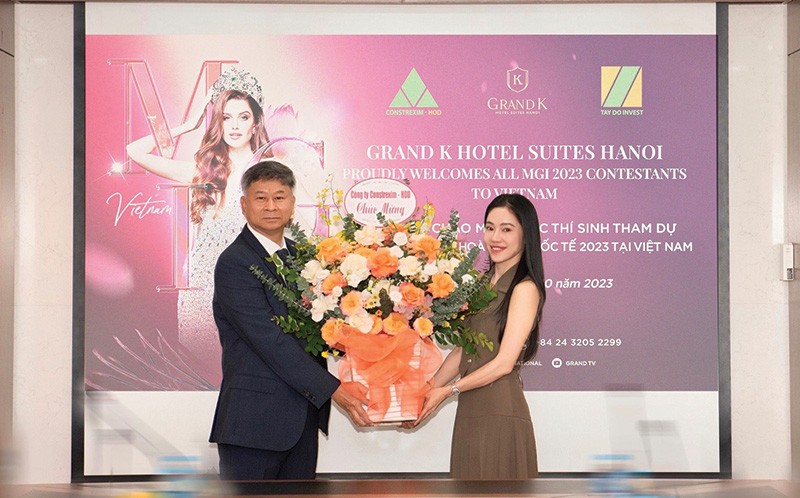 Tổng giám đốc Nguyễn Triều Dương đại diện khách sạn Grand K Hotel Suites Hanoi tặng hoa cho bà Phạm Thị Kim Dung, đại diện Ban tổ chức cuộc thi Hoa hậu Hòa bình Quốc tế 2023.