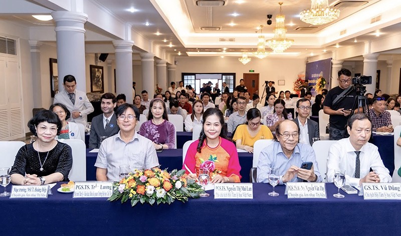 GS.TS Vũ Dũng (Ngoài cùng bên phải) – Chủ tịch Hội Tâm lý học Việt Nam và các PGS.TS và chuyên gia tâm lý tham dự lễ ra mắt Viện IPRTA.