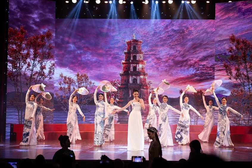 'Đặc sản' hô tên của Miss Grand International được trình diễn tại chương trình 'Xin chào Việt Nam'