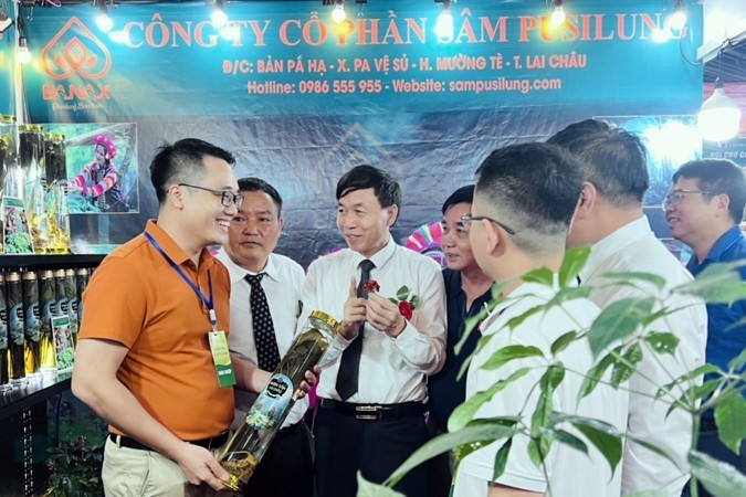 Leaders of Lai Chau province visit a booth introducing typical agricultural products of Lai Chau after the opening ceremony. (Photo: NDO)