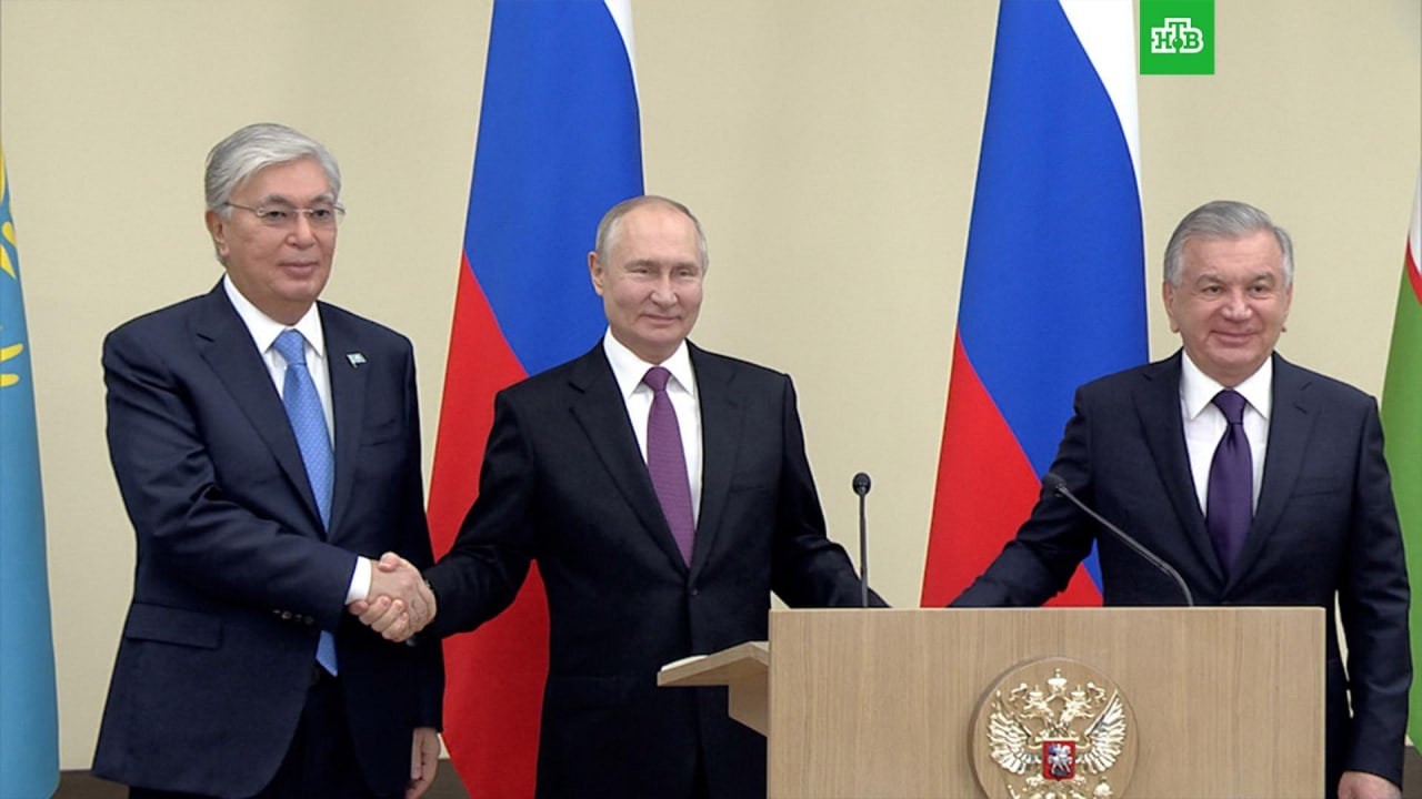 Tổng thống Nga Vladimir Putin cùng những người đồng cấp Shavkat Mirziyoyev (Uzbekistan) và Kassym-Jomart Tokayev (Kazakhstan) tại lễ khởi động đường ống dẫn khí đốt từ Nga tới hai quốc gia Trung Á, tại Moscow, ngày 7/10. (Nguồn: NTV)