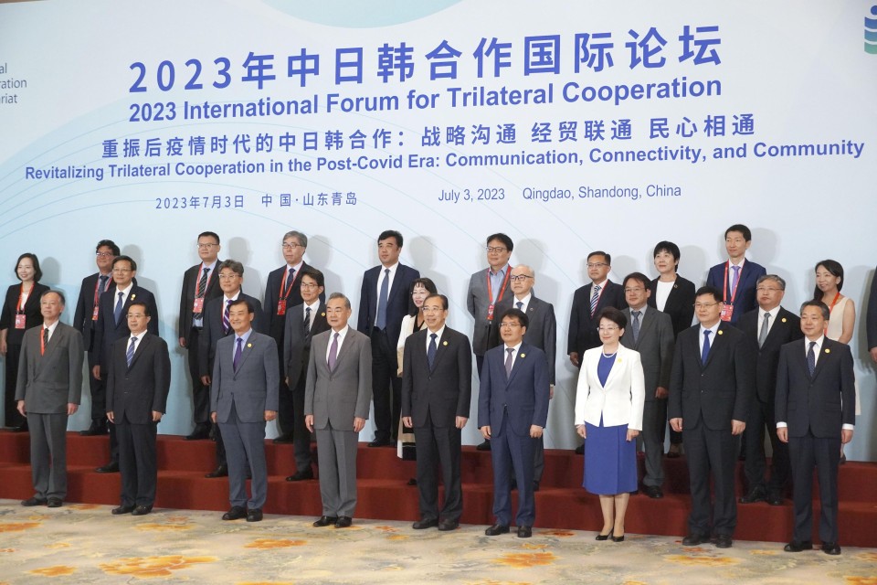 Nhà ngoại giao hàng đầu Trung Quốc Vương Nghị và các đại biểu tham dự diễn đàn hợp tác giữa Trung Quốc, Nhật Bản và Hàn Quốc chụp ảnh lưu niệm tại Thanh Đảo ngày 3/7/2023. (Nguồn: Kyodo)