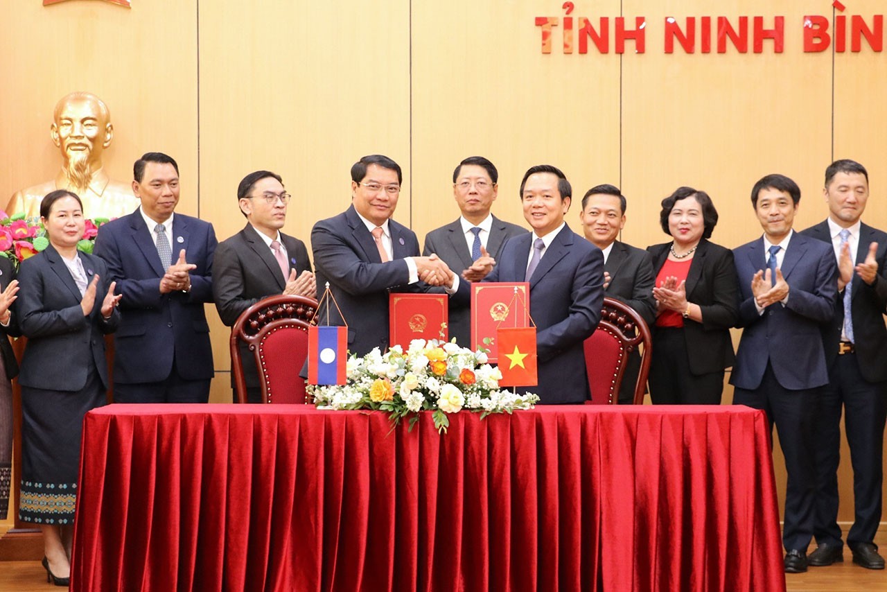 Đại diện chính quyền Thủ đô Vientiane và lãnh đạo tỉnh Ninh Bình ký kết biên bản ghi nhớ hợp tác. (Nguồn: TTXVN)