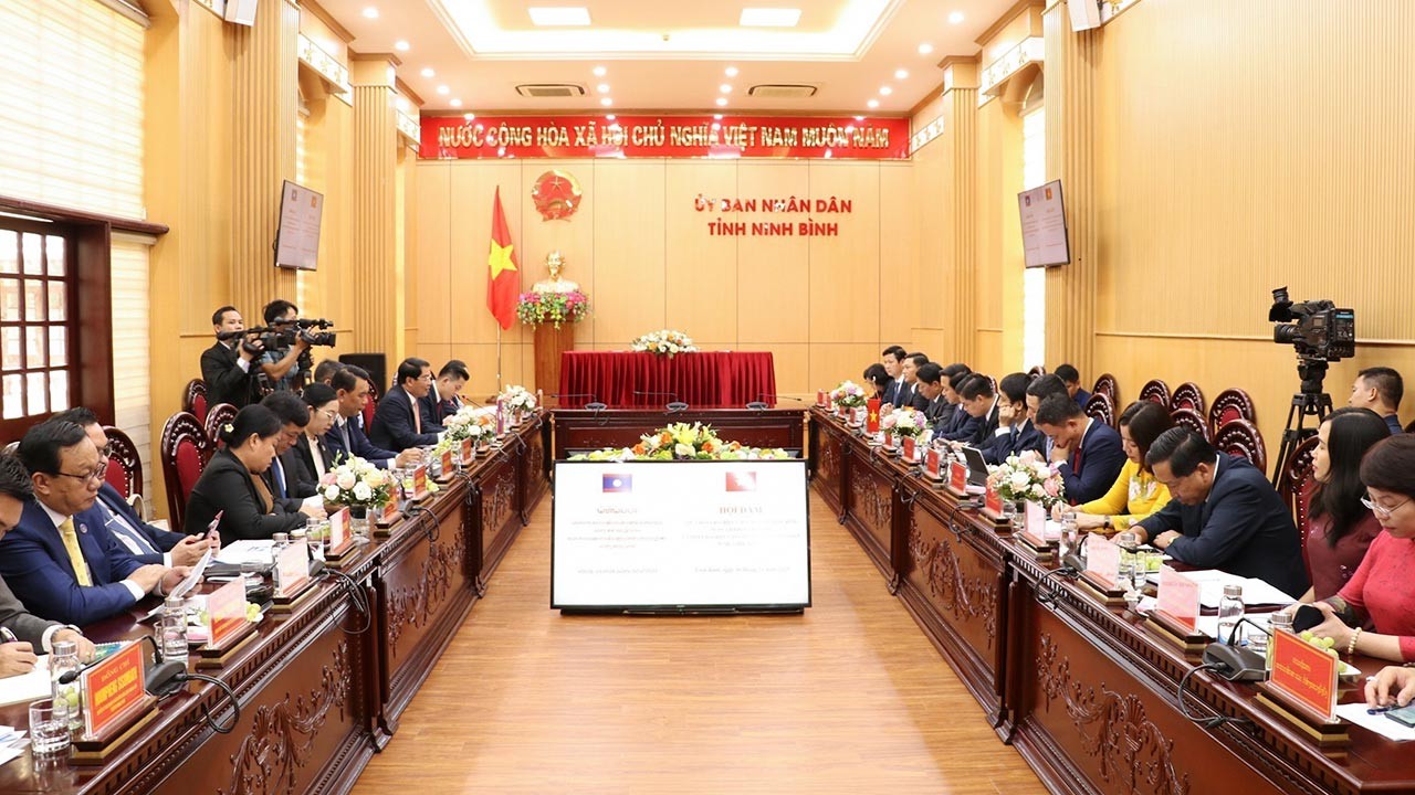 Buổi làm việc giữa tại Đoàn đại biểu Thủ đô Vientiane với lãnh đạo UBND tỉnh Ninh Bình. (Nguồn: TTXVN)