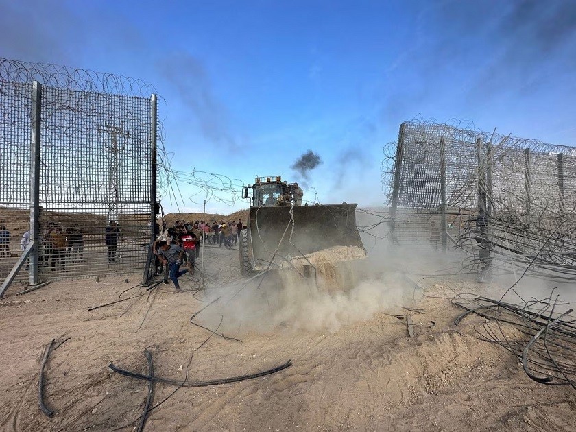 Người dân Palestine đột nhập hàng rào biên giới Israel-Gaza, ngày 7/10. (Nguồn: Reuters)