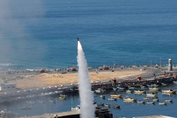 Bị tấn công hàng nghìn quả rocket, Israel không kích vào Dải Gaza để đáp trả Hamas