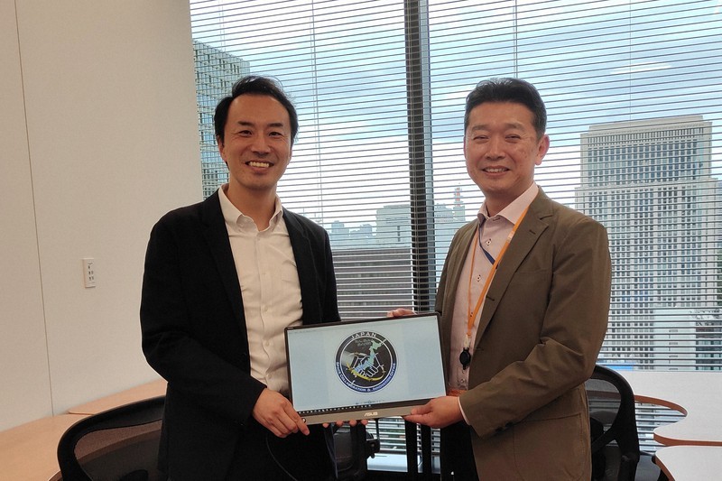 Đại tá Kenji Minami (phải) người đứng đầu bộ phận ASDF phụ trách các hoạt động liên quan đến không gian, và ông Masayasu Ishida, chủ tịch kiêm Giám đốc điều hành của Spacetide Foundation, chụp ảnh tại văn phòng mới khai trương của ASDF ở Tokyo vào 3/10. (Nguồn: Kyodo)