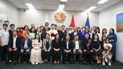 Thứ trưởng Ngoại giao Lê Thị Thu Hằng tiếp xúc với đại diện cộng đồng người Việt Nam tại khu vực Kyushu, Nhật Bản