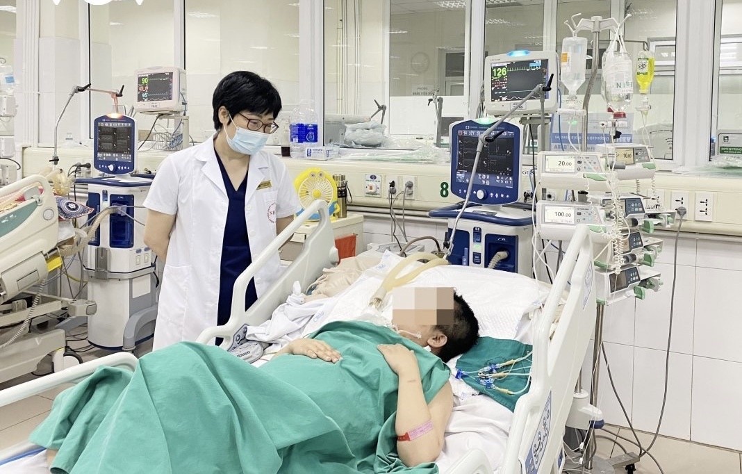 Điều trị bệnh nhân sốt xuất huyết tại Bệnh viện Bệnh Nhiệt đới TW Ảnh: Hoàng Lê
