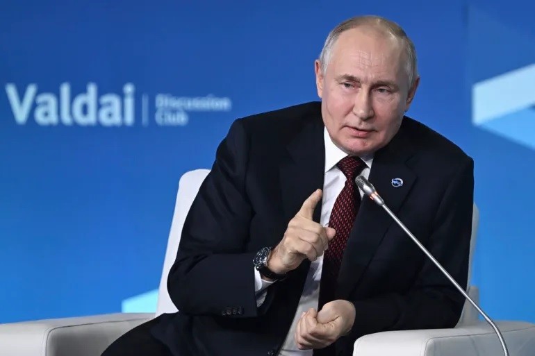 Tổng thống Nga Vladimir Putin phát biểu tại phiên toàn thể của Hội nghị thường niên Câu lạc bộ thảo luận quốc tế Valdai lần thứ 20 ở khu nghỉ mát Biển Đen tại Sochi, Nga, ngày 5/10.  Ông Putin kêu gọi tất cả các nước tuân thủ 6 nguyên tắc trong quan hệ qu