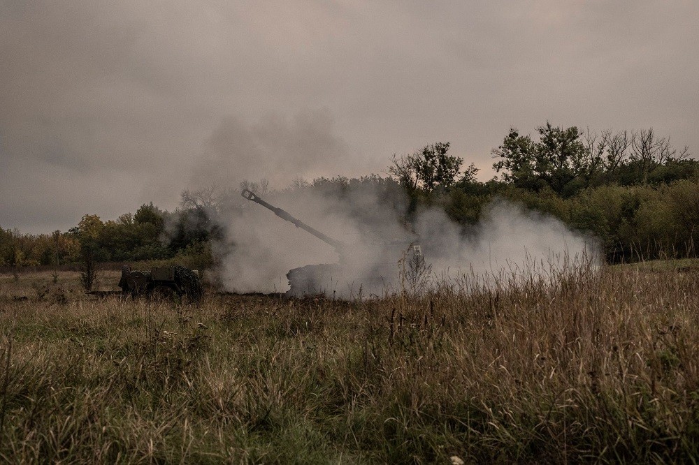 (10.09) Ukraine đã chuyển sang giữ vị trí tại thành phố Kupyansk - Ảnh: Xe tăng Ukraine bắn đáp trả các đợt tấn công của Nga ở Kupyansk. (Nguồn: Reuters)