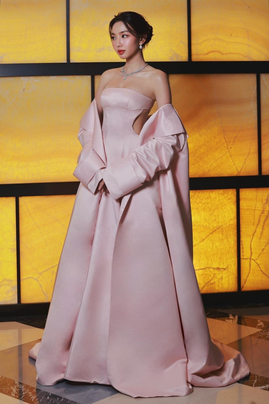 Góp mặt trong 1 sự kiện thuộc khuôn khổ Liên hoan phim quốc tế Busan tại Hàn Quốc, Hoa hậu Thùy Tiên được khen lộng lẫy với trang phục dạ hội của NTK Đỗ Long làm từ chất liệu taffeta cao cấp.