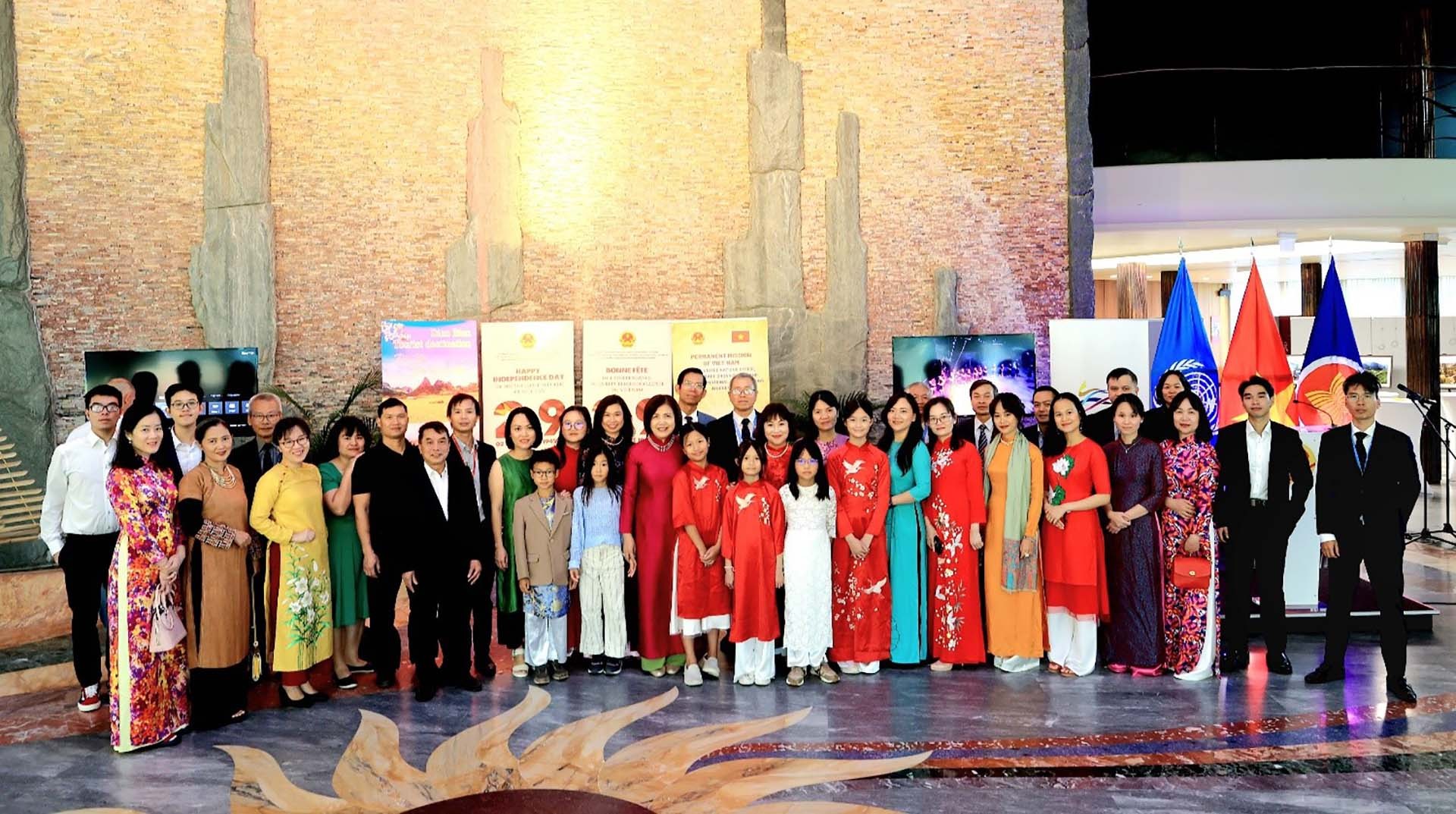 Đại sứ Lê Thị Tuyết Mai cùng các cán bộ, nhân Phái đoàn thường trực Việt Nam tại Geneva và gia đình sau khi kết thúc sự kiện văn hóa nghệ thuật dân tộc kỷ niệm Quốc khánh lần thứ 78.  (Nguồn: TTXVN)