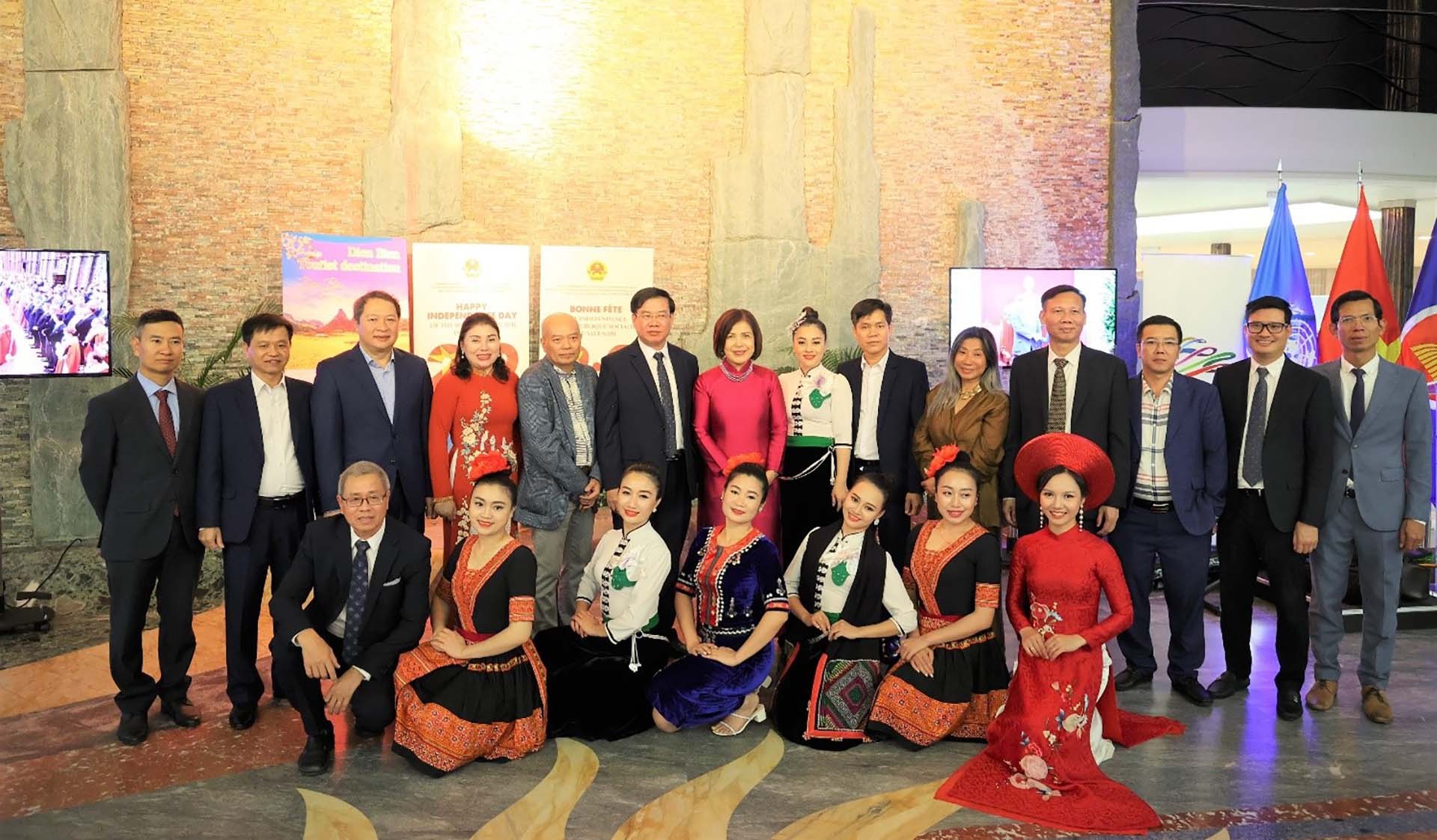 Chủ tịch Mặt trận Tổ quốc tỉnh Điện Biên Lò Văn Mừng (thứ 5 từ trái sang) và Đại sứ Lê Thị Tuyết Mai cùng các thành viên Đoàn công tác tỉnh Điện Biên và một số cán bộ Phái đoàn tại Geneva. (Nguồn: TTXVN)