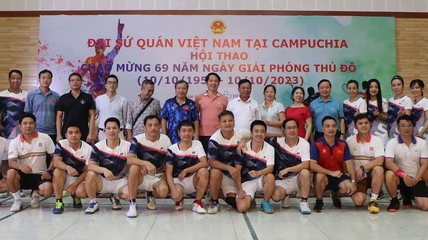 Hội thao kỷ niệm ngày Giải phóng Thủ đô tại Đại sứ quán Việt Nam ở Campuchia