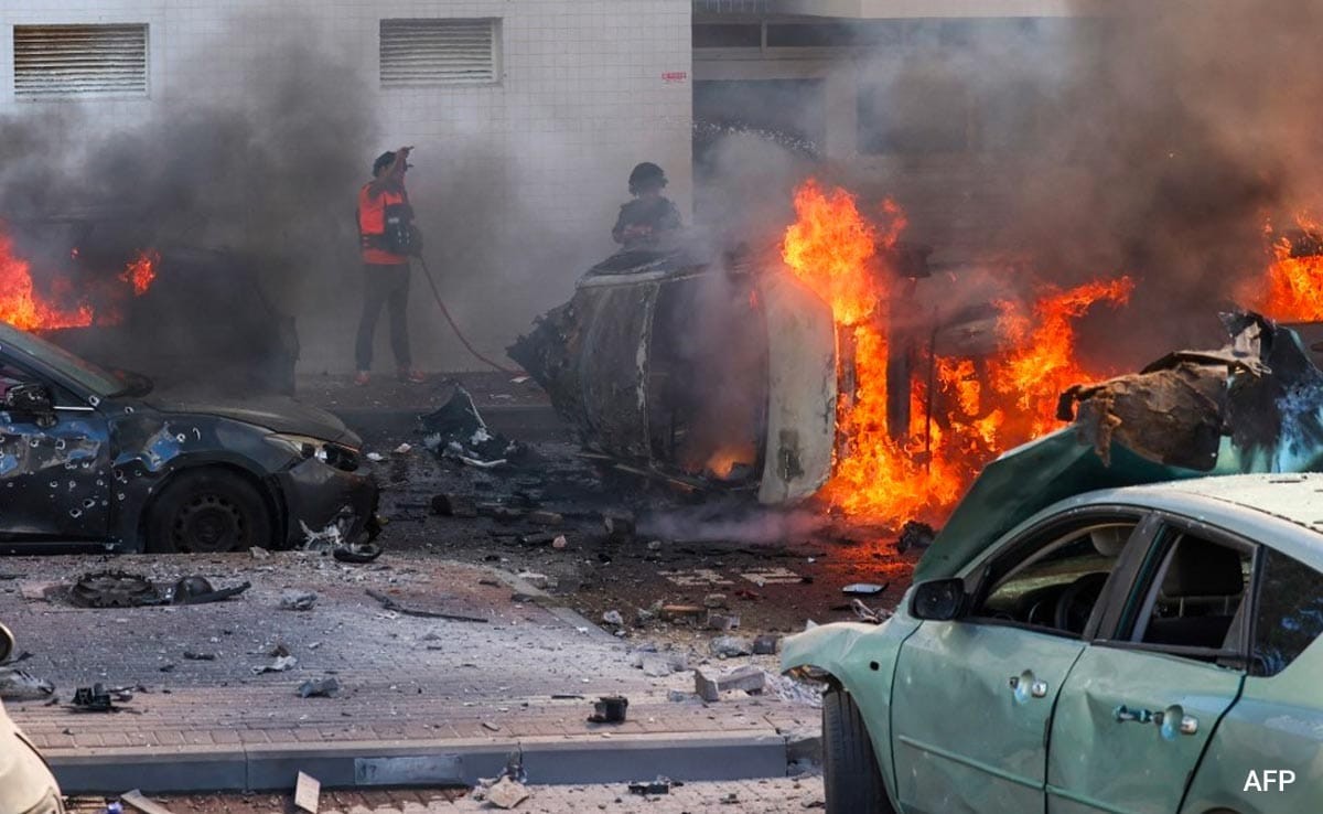 (10.09) Lực lượng cứu hỏa dập tắt các đám cháy sau một vụ tấn công tên lửa của Hamas vào Tel Aviv, Israel. (Nguồn: AFP)