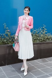 Hoa hậu Lê Âu Ngân Anh giữ phong độ mặc đẹp với thời trang lên giảng đường