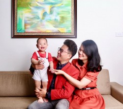 MC Trịnh Lê Anh hạnh phúc bên vợ trẻ và con trai, ca sĩ Phương Linh đẹp như nàng thơ