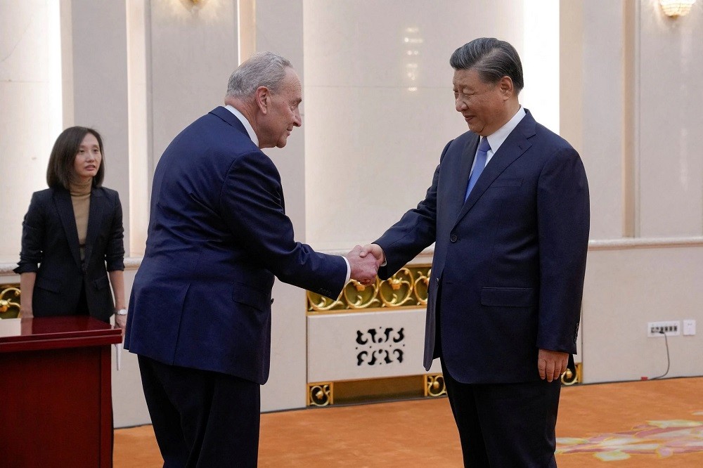 (10.10) Thượng nghị sĩ Mỹ Chuck Schumer và Chủ tịch Trung Quốc Tập Cận Bình bắt tay trước cuộc gặp gỡ ngày 9/10 tại Bắc Kinh. (Nguồn: Reuters)