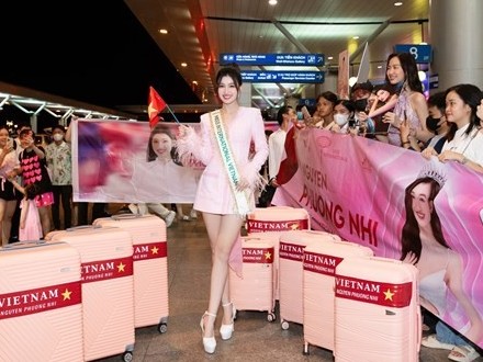 Gia đình và người hâm mộ tiễn Á hậu Phương Nhi lên đường dự thi Hoa hậu Quốc tế 2023