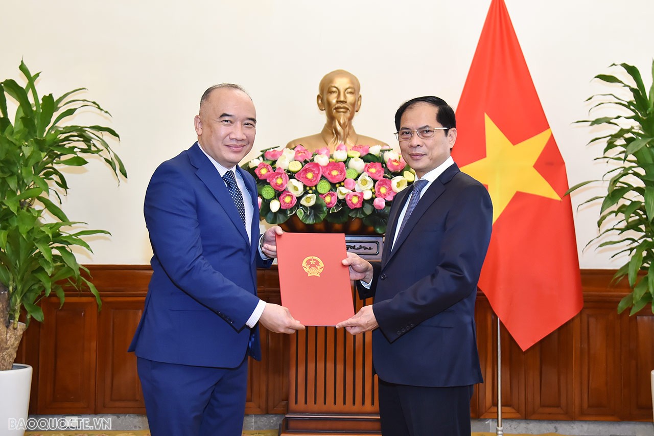 Trao quyết định bổ nhiệm Phó Chủ nhiệm Ủy ban Nhà nước về người Việt Nam ở nước ngoài