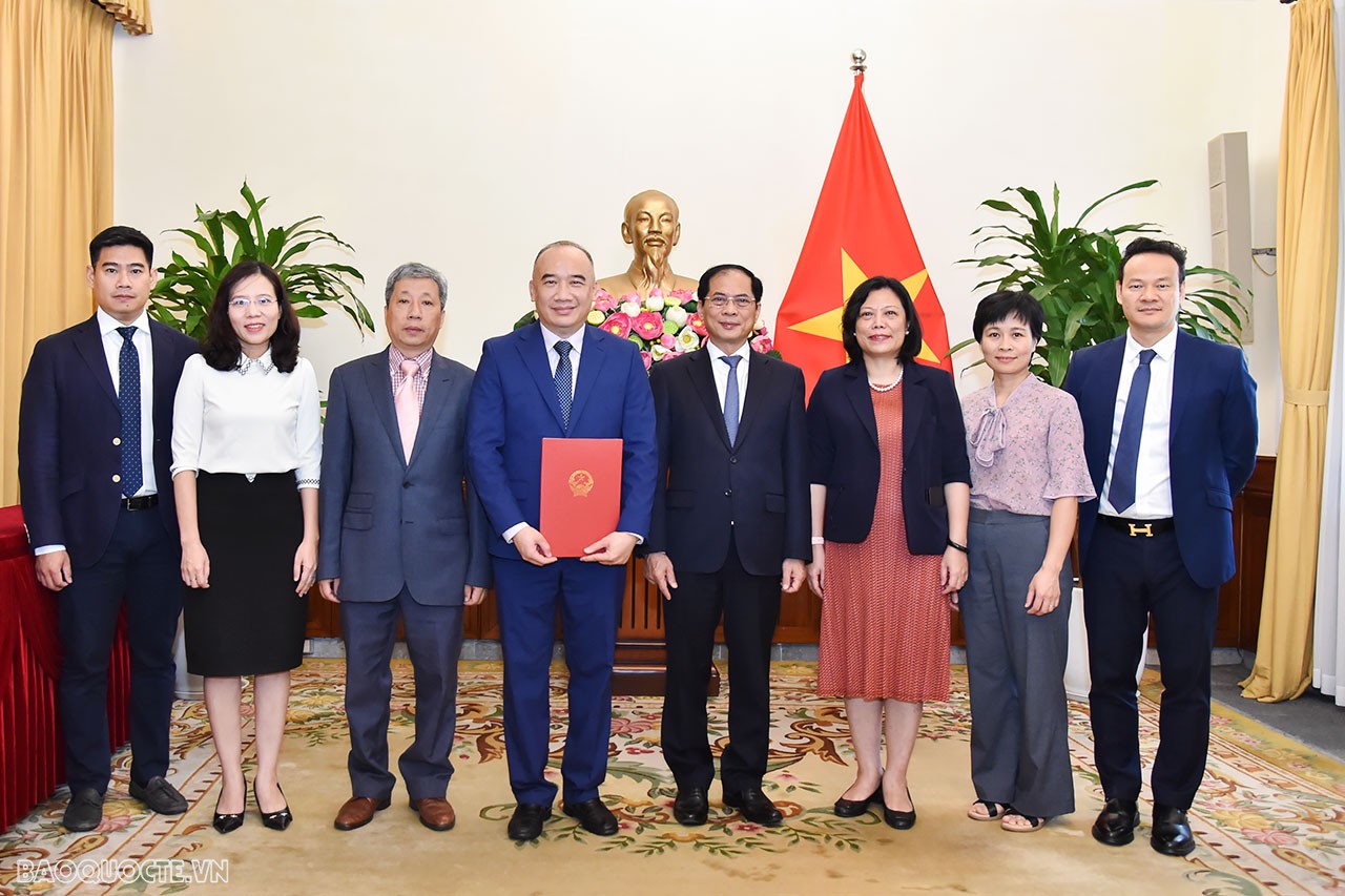 Trao quyết định bổ nhiệm Phó Chủ nhiệm Ủy ban Nhà nước về người Việt Nam ở nước ngoài