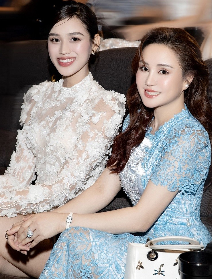 Hoa hậu Đỗ Thị Hà và ca sĩ Vy Oanh