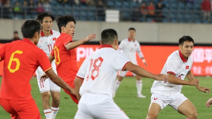 Đội tuyển Việt Nam: Các cầu thủ tập luyện, chuẩn bị thi đấu giao hữu với Uzbekistan; Hồ Văn Cường chấn thương