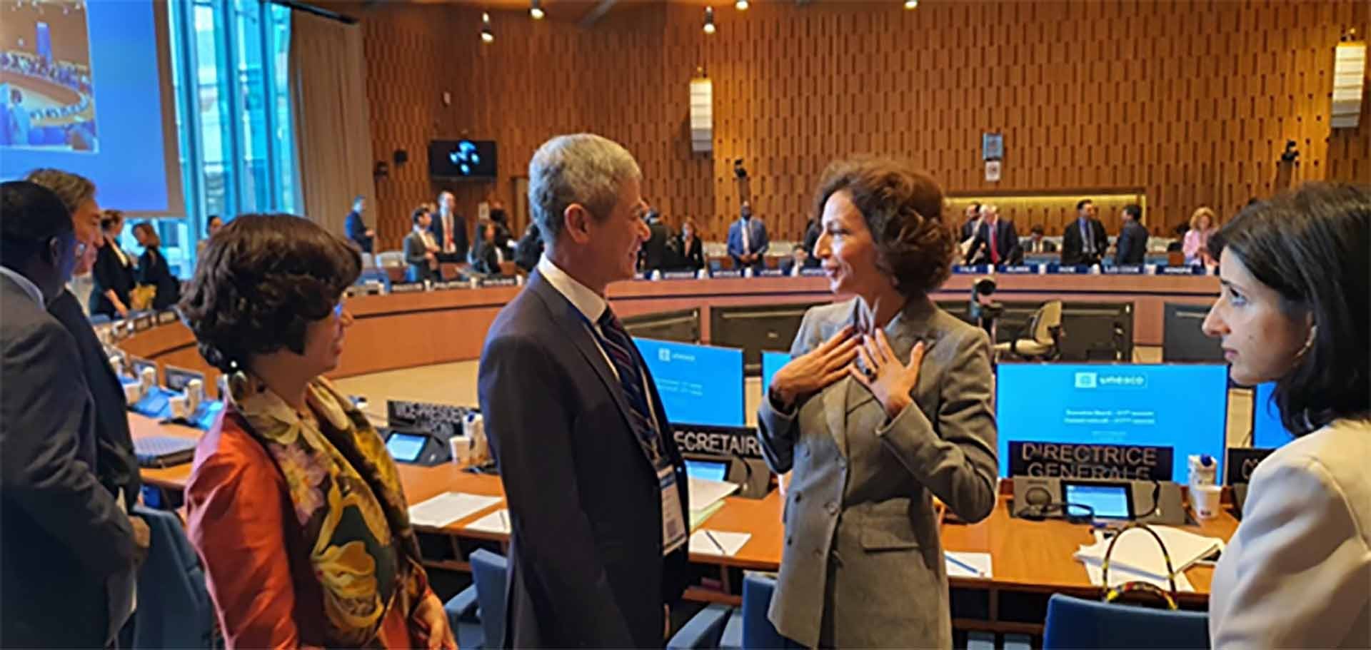 Trợ lý Bộ trưởng Nguyễn Minh Vũ  trao đổi với Tổng giám đốc UNESCO Audrey Azoulay trước phiên khai mạc Kỳ họp. (Nguồn: Đoàn công tác)
