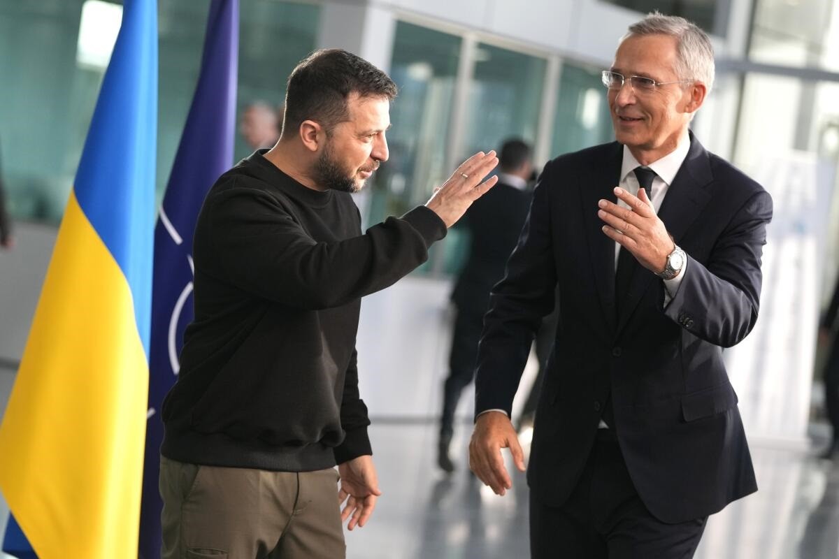 (October 11) Ukrainian President Volodymyr Zelensky and NATO Secretary General Jens Stoltenberg at NATO headquarters on October 11. (Source: AP)