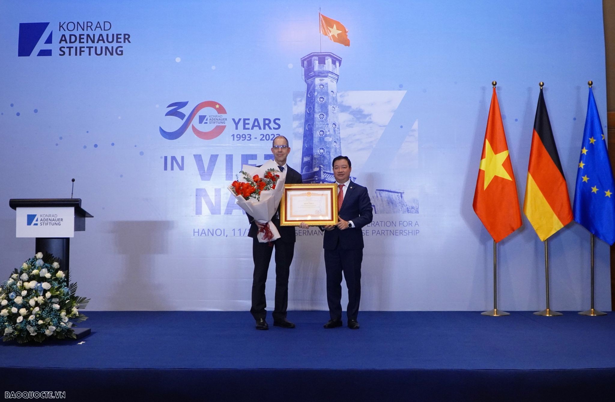 Ông Nguyễn Ngọc Hùng, Phó Chủ tịch Liên hiệp Các tổ chức hữu nghị Việt Nam trao tặng bằng khen của Thủ tướng nước Cộng hoà Xã hội Chủ nghĩa Việt Nam. (Ảnh: Tuấn Việt)