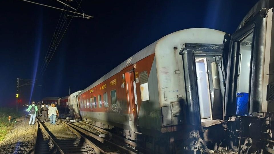 Ấn Độ: Tai nạn đường sắt, 21 toa tàu trật đường ray, ít nhất 4 người thiệt mạng