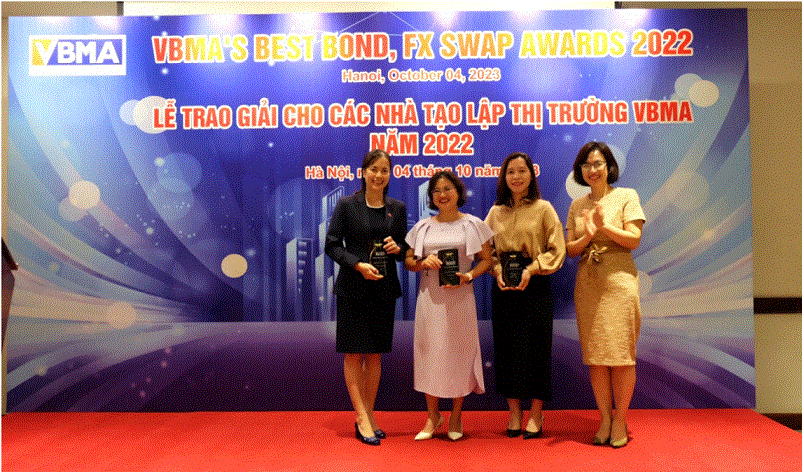 Đại diện Vietcombank (thứ 2 từ trái sang) nhận giải thưởng cao nhất dành cho Nhà tạo lập Thị trường giao dịch Repo nhiều nhất năm 2022.