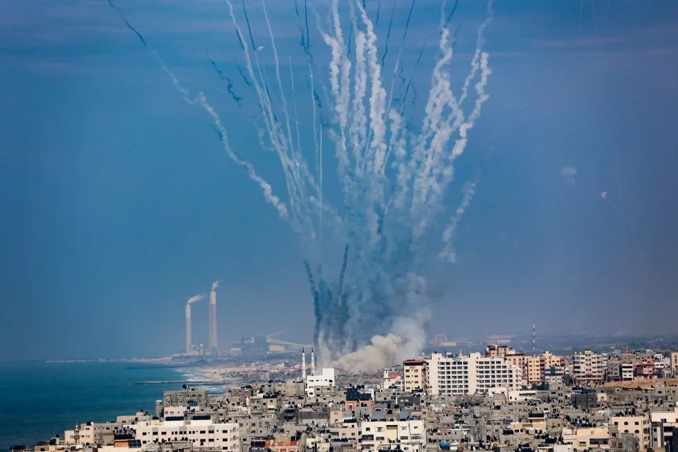 Israel tiếp tục hứng đòn tấn công bằng rocket, Mỹ triển khai tàu sân bay thứ hai tới Địa TH, Nam Phi đề xuất làm trung gian hòa giải xung đột Hamas-Is