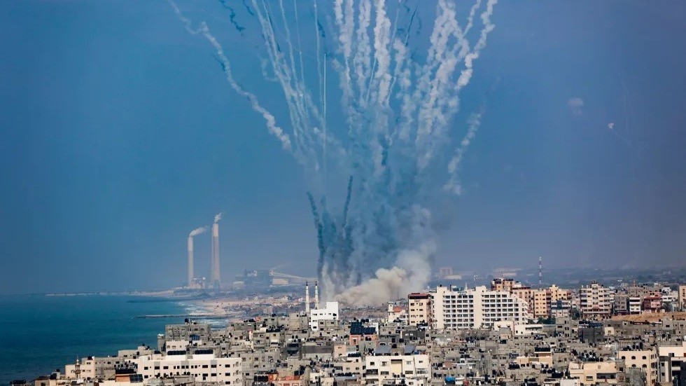 Xung đột Israel-Hamas: Loạt tên lửa mới dội về Tel Aviv, tàu sân bay thứ hai của Mỹ tới Địa Trung Hải, Nam Phi muốn làm trung gian hoà giải