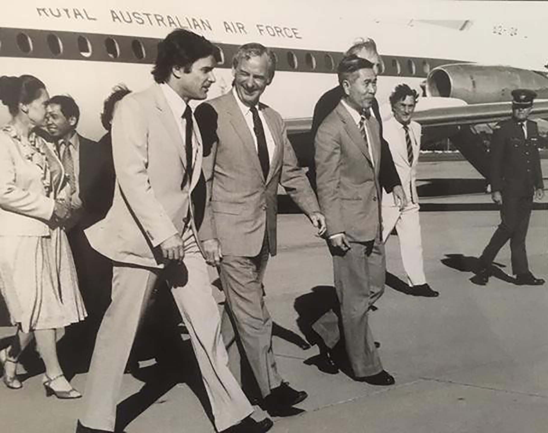 Đại sứ John McCarthy (hàng trên, thứ hai từ trái sang) tháp tùng Bộ trưởng Bộ Ngoại giao Nguyễn Cơ Thạch trong chuyến thăm Australia vào năm 1984. (Nguồn: ĐSQ Australia tại Việt Nam)