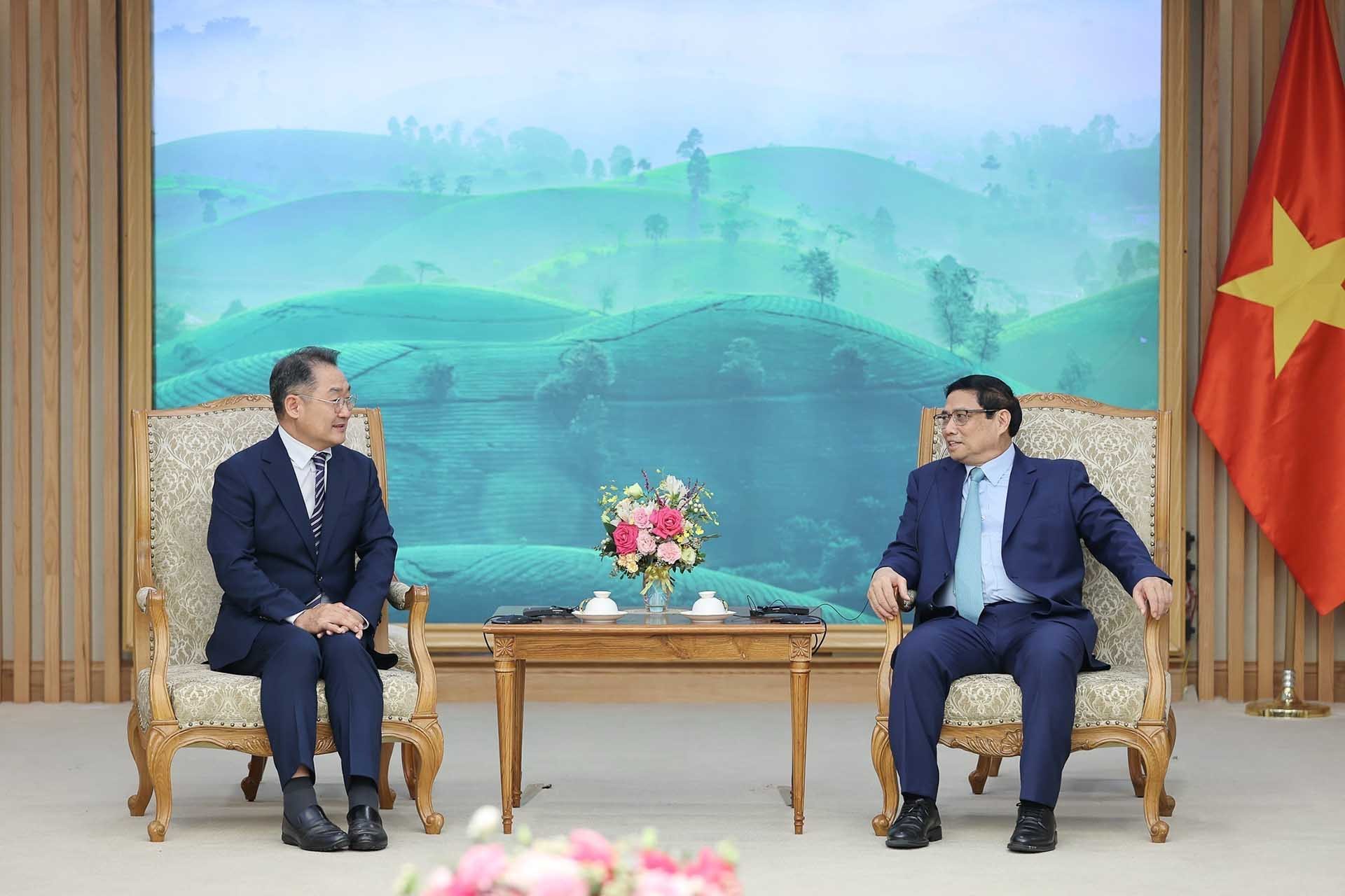 Thủ tướng Phạm Minh Chính tiếp ông Ji Rong Rip, Phó Chủ tịch, Tổng giám đốc toàn cầu Tập đoàn công nghệ Amkor. (Nguồn: TTXVN)