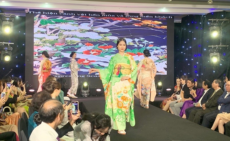 ‘Sắc Thu Việt-Nhật’: Cuộc giao lưu giữa áo dài và kimono