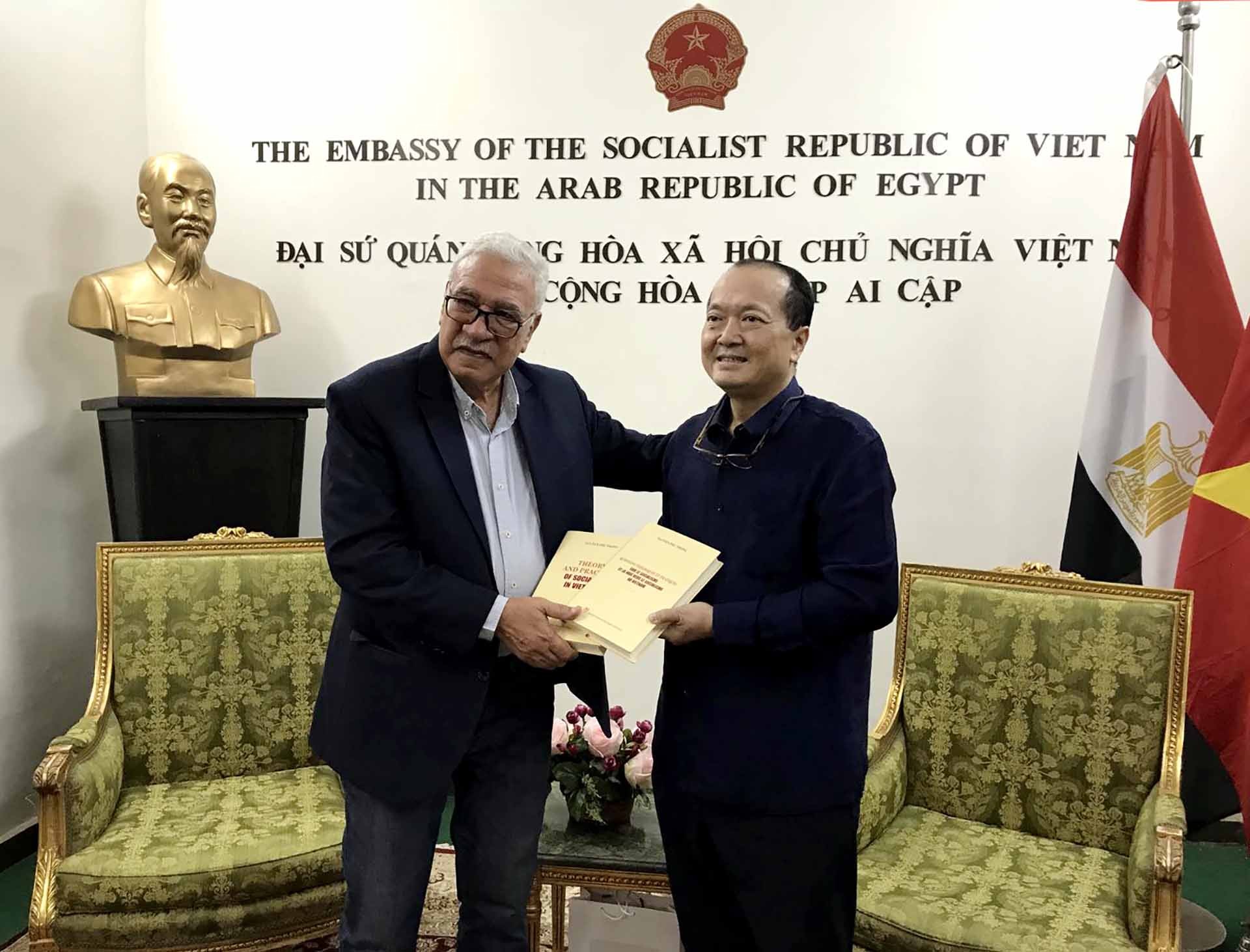 Đại sứ Nguyễn Huy Dũng trao tặng đồng chí Salah Adly cuốn sách của Tổng Bí thư Nguyễn Phú Trọng.