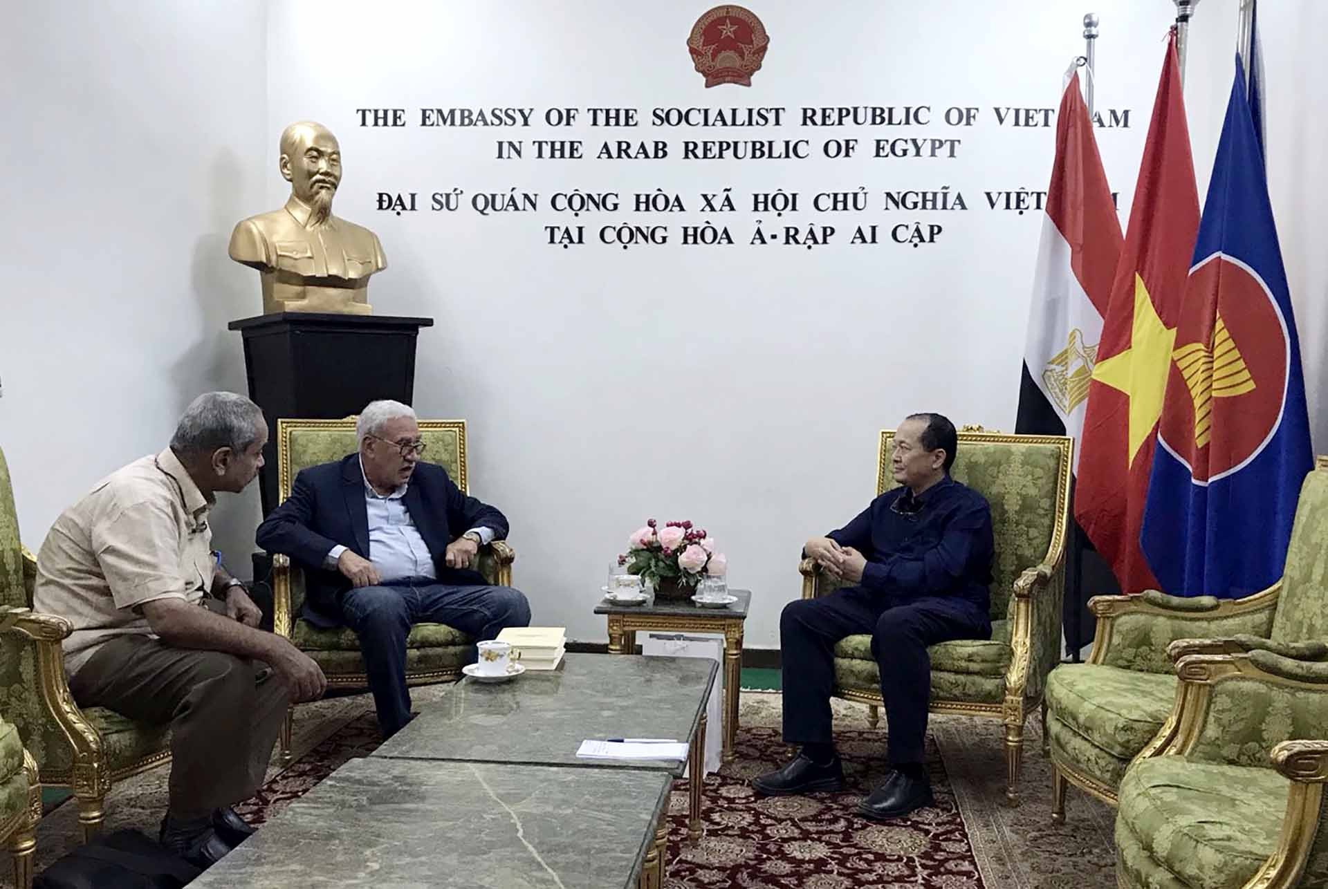 Đại sứ Nguyễn Huy Dũng gặp đồng chí Salah Adly, Tổng Bí thư Đảng Cộng sản Ai Cập.  