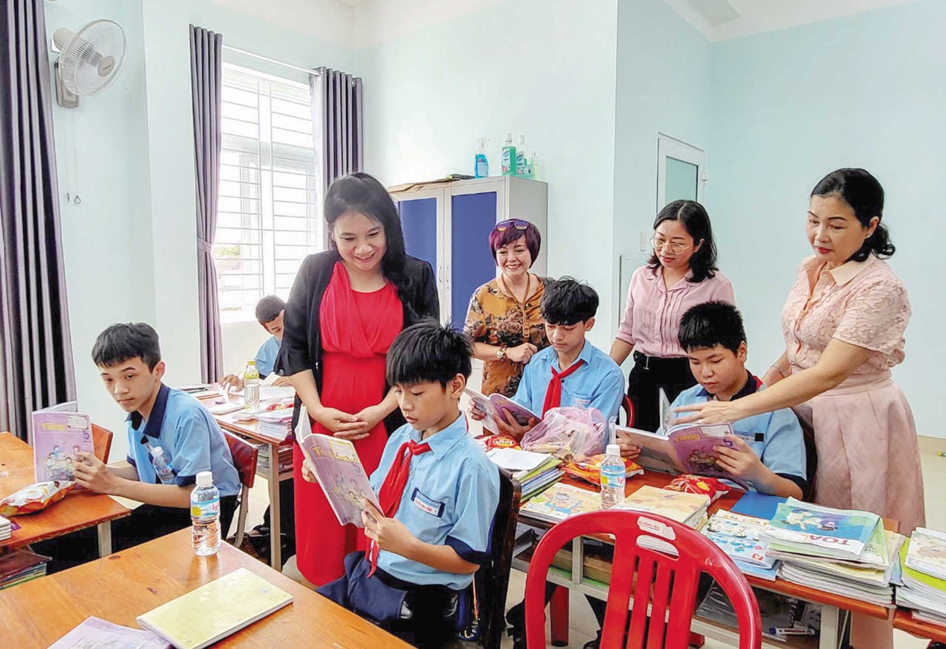 Đoàn đến thăm phòng học của trẻ khiếm thính tại Trường chuyên biệt Hy vọng ở Bình Định. (Ảnh: MH)