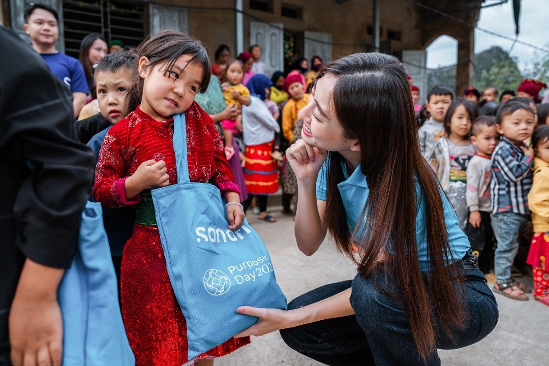 Những túi quà gồm áo bông, đồ dùng học tập, bánh kẹo... đến từ nhà tài trợ Sanofi Việt Nam được Hoa hậu Lương Thùy Linh và ban tổ chức trao tận tay các em.