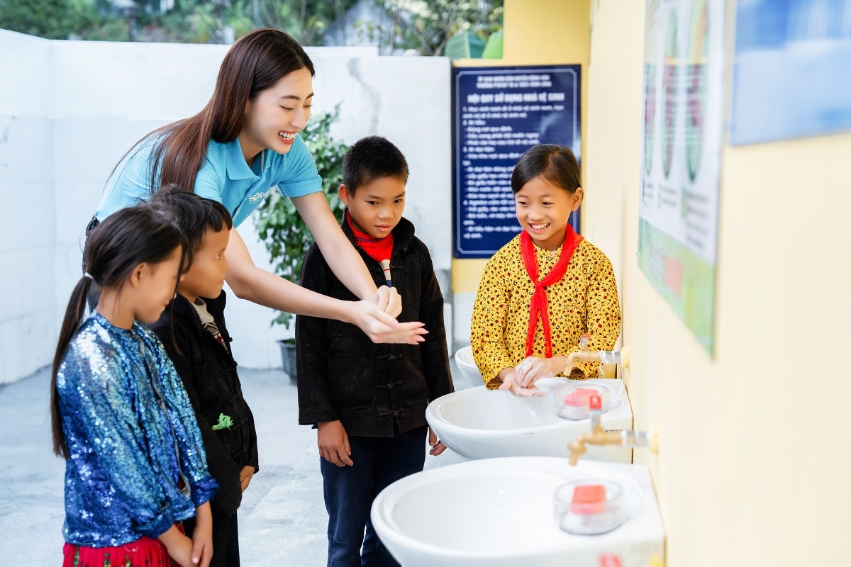 Nàng hậu Gen Z hướng dẫn rửa tay chuẩn 6 bước cho các em học sinh trường Sính Lủng. 