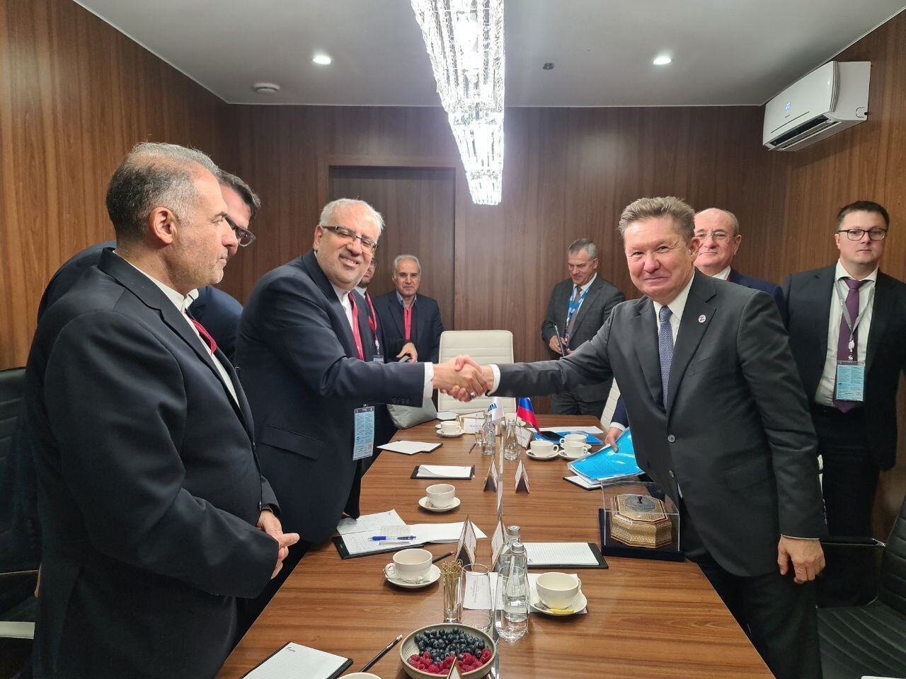 Bộ trưởng Dầu mỏ Iran, Javad Owji và Chủ tịch Ủy ban Quản lý Gazprom của Nga, Alexey Miller, đã tổ chức các cuộc thảo luận tại Moscow. (Nguồn: IRNA)