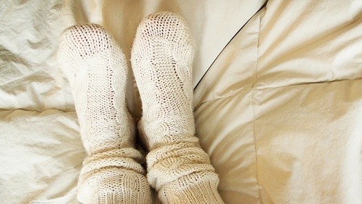 Làm ấm bàn chân bằng cách đi tất có thể giúp giấc ngủ ngon và chất lượng hơn
