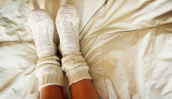 Làm ấm bàn chân bằng cách đi tất có thể giúp giấc ngủ ngon và chất lượng hơn